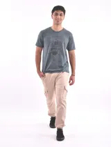 Remera gris oscuro con estampa frontal de una moto y texto en blanco.