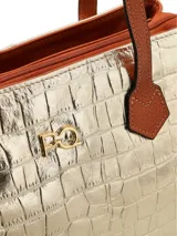 Cartera tipo tote confeccionada en cuero color crema, con asas de mano color marrón. Presenta logo metálico dorado en el frente, cierre central, división interna con cierre, bolsillo interior con cierre y bolsillo exterior con cierre. Forro textil.