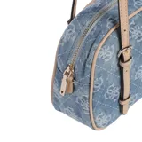 Cartera Guess modelo Cerelia, de hombro, con estampado del logo de la marca en color celeste sobre fondo azul. Tiene detalles en color beige en las correas y los bordes.