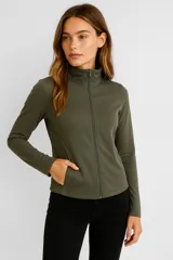 Campera verde militar con cierre frontal, cuello alto y bolsillos laterales. De poliéster y corte ajustado.