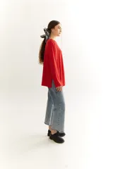 Remeron de viscosa verde, con corte holgado y mangas largas.