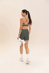 Top deportivo verde oliva con tirantes finos cruzados en la espalda y relleno extraíble.
