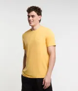 Remera deportiva amarilla de poliéster, liocel y elastano, con cuello redondo, manga corta y estampa lettering.