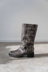 Bota de caña media color gris con múltiples hebillas metálicas.