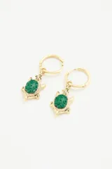 Aros colgantes dorados con forma de tortuga y detalle de piedra verde.