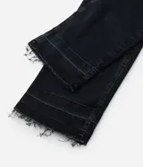 Pantalón de jean negro de corte recto, tiro medio, con elastano para mayor comodidad. Presenta terminación deshilachada en el ruedo.