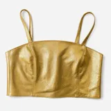 Top corto dorado con tirantes finos y escote recto.