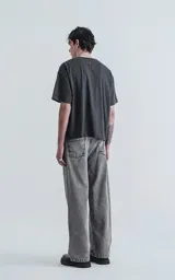 Pantalón de denim gris con efecto lavado, corte wide leg y cinco bolsillos.