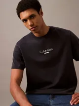 Remera de hombre Calvin Klein Jeans, color gris oscuro con efecto acid wash. Tiene cuello redondo, mangas cortas y logo de la marca estampado en el pecho.