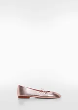 Zapato flat metalizado en tono rosado con punta redonda y lazo en la parte superior.