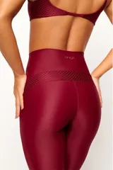 Calza larga deportiva color verde oscuro, de poliamida opaca, con cintura alta anatómica y detalle texturizado en la cintura.