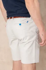 Bermuda color beige de corte clásico con bolsillos laterales y traseros.