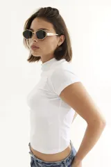 Lentes de sol con armazón y patillas metálicas plateadas, cristales oscuros con forma hexagonal facetada. La marca "AIRE" está grabada en la patilla derecha.