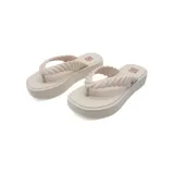 Sandalias tipo ojotas color beige, con plataforma y tira gruesa con diseño trenzado.