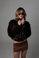 Campera marrón chocolate de pelo sintético con puños de cuero sintético.