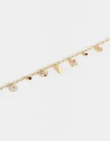 Collar corto dorado con cadena de eslabones y dijes colgantes de corazones, tréboles, letras y piedras rojas.