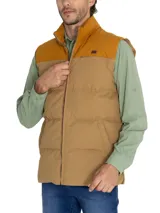 Chaleco inflable color marrón claro con cuello alto y cierre frontal con cremallera. Tiene dos bolsillos laterales y un bolsillo en el pecho con cierre.