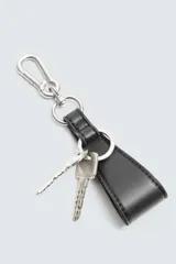 Llavero color verde oliva con detalle de pespuntes, anilla y mosquetón metálicos plateados.