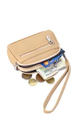 Monedero color beige con doble cierre y correa de mano.
