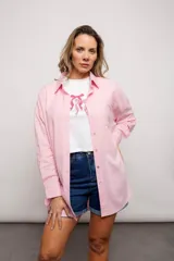 Camisa manga larga color rosa, con botones y cuello. Confeccionada en 55% lino y 45% viscosa.