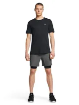 Short deportivo Under Armour Vanish Woven 2N1 para hombre, color gris. Cuenta con calza interior negra ajustada y short exterior holgado de secado rápido. Logo de la marca en la pierna izquierda.