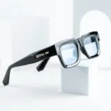 Lentes de sol cuadrados con montura gruesa de acetato color negro y cristales celestes con protección UV400.