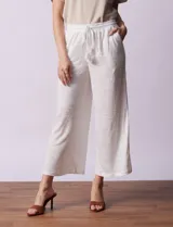 Pantalón wide leg color beige, marca Ninety. Con pretina ancha elastizada y lazo de ajuste.