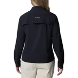 Camisa negra de manga larga para mujer, marca Columbia, modelo Summit Valley Woven. Confeccionada con tejido transpirable Omni-Wick™ y protección solar Omni-Shade™ Broad Spectrum UPF 50. Cuenta con ventilación en la espalda, mangas enrollables con lengüetas, bolsillos en el pecho con cierre de velcro, parche para limpiar gafas de sol, bucle para gafas de sol y presilla interior para colgar.