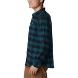 Camisa de franela de manga larga, con bolsillo en el pecho y diseño a cuadros en tonos marrón y verde.