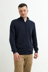 Campera gris oscuro de tejido de punto, con cuello alto, cierre frontal y bolsillos laterales.
