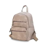 Mochila color rosa de símil cuero con bolsillos frontales con cierre. Tiene asa de mano rígida y correas regulables.
