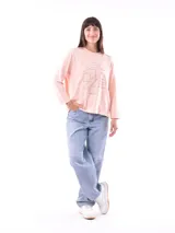Remera blanca de manga larga con estampa rectangular dorada con diseño animal print y texto 'Fearless, fierce & fabulous'.