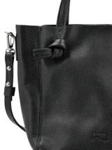 Cartera tipo tote de cuero color marrón, con doble asa corta y correa larga extraíble con mosquetones metálicos. Presenta detalle de nudos en los laterales.