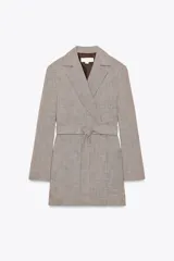 Blazer marrón claro con estampado a cuadros, cuello solapa, manga larga con hombreras, bolsillos delanteros y cierre cruzado con cinturón del mismo tejido.