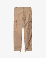 Pantalón cargo color beige confeccionado en tejido ripstop de algodón ligero. Corte slim, tiro bajo, cintura ajustable, doble capa en las rodillas y costuras reforzadas.