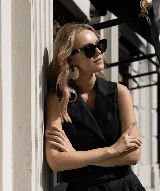 Chaleco color crema de lino con cuello solapa y doble botonadura con botones marrones.