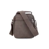 Morral de tela canvas color marrón, con correa regulable, asa de mano, cierre superior, dos bolsillos frontales con cierre, llavero exterior, bolsillos internos y bolsillo trasero con cierre.