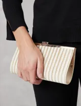 Cartera tipo clutch de Jessica McClintock, con diseño rectangular y acabado plisado en color crema. Cuenta con cierre superior metálico y estructura rígida.