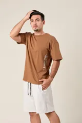 Bermuda azul marino de corte suelto en friza melange, con cintura elástica, cordón de ajuste y bolsillos laterales.