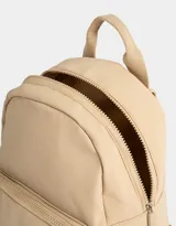 Mochila negra de tela deportiva con bolsillo frontal con cierre, correas regulables, manija superior, cierre superior y tag de goma.