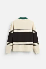 Polo de corte relajado confeccionado en tejido de punto con textura de chenilla. Presenta cuello de solapa con cierre frontal de botonadura, mangas largas y acabados en rib.