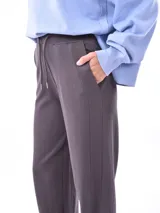 Pantalón negro de tiro alto con cordón ajustable en la cintura y corte ancho y recto.