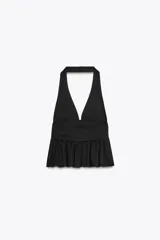 Top negro de cuello halter y escote pico con volantes en el bajo.