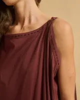 Vestido largo color borgoña, de corte amplio y sin mangas.