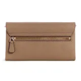 Cartera bandolera Guess Noelle color beige con correa de cadena dorada y logo triangular dorado en el frente.