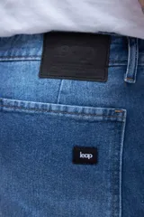 Bermuda de jean azul con bolsillos cargo laterales.