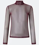 Blusa de tule color borgoña, de cuello alto y manga larga.