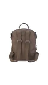 Mochila color verde oliva de símil cuero con textura. Tiene doble cierre superior, dos bolsillos frontales con cierre metálico, asa de mano rígida y correas de galón regulables.