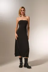 Vestido negro sin mangas, de corte ajustado al cuerpo y largo midi, con escote strapless.