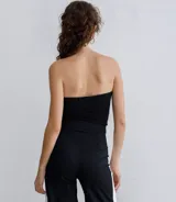Top strapless negro con apliques de rosas blancas en el borde superior.